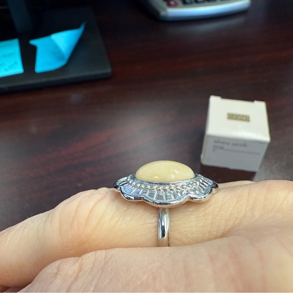 Avon “Silvery Sands” Silver and Cream Statement Ring size 9 NIB 1990 vintage - Picture 5 of 5